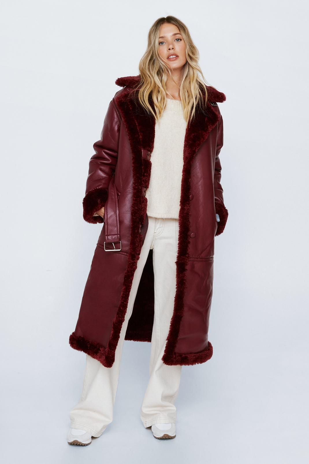 Manteau long en similicuir premium et faux mouton à ceinture, Oxblood image number 1