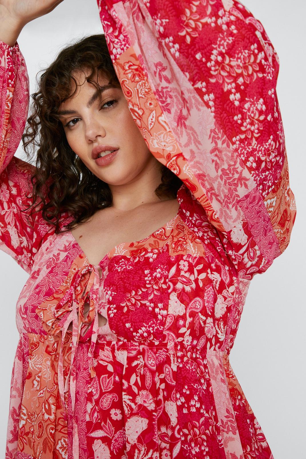 Grande taillle - Mini robe smockée à manches longues et à imprimé patchwork, Hot pink image number 1