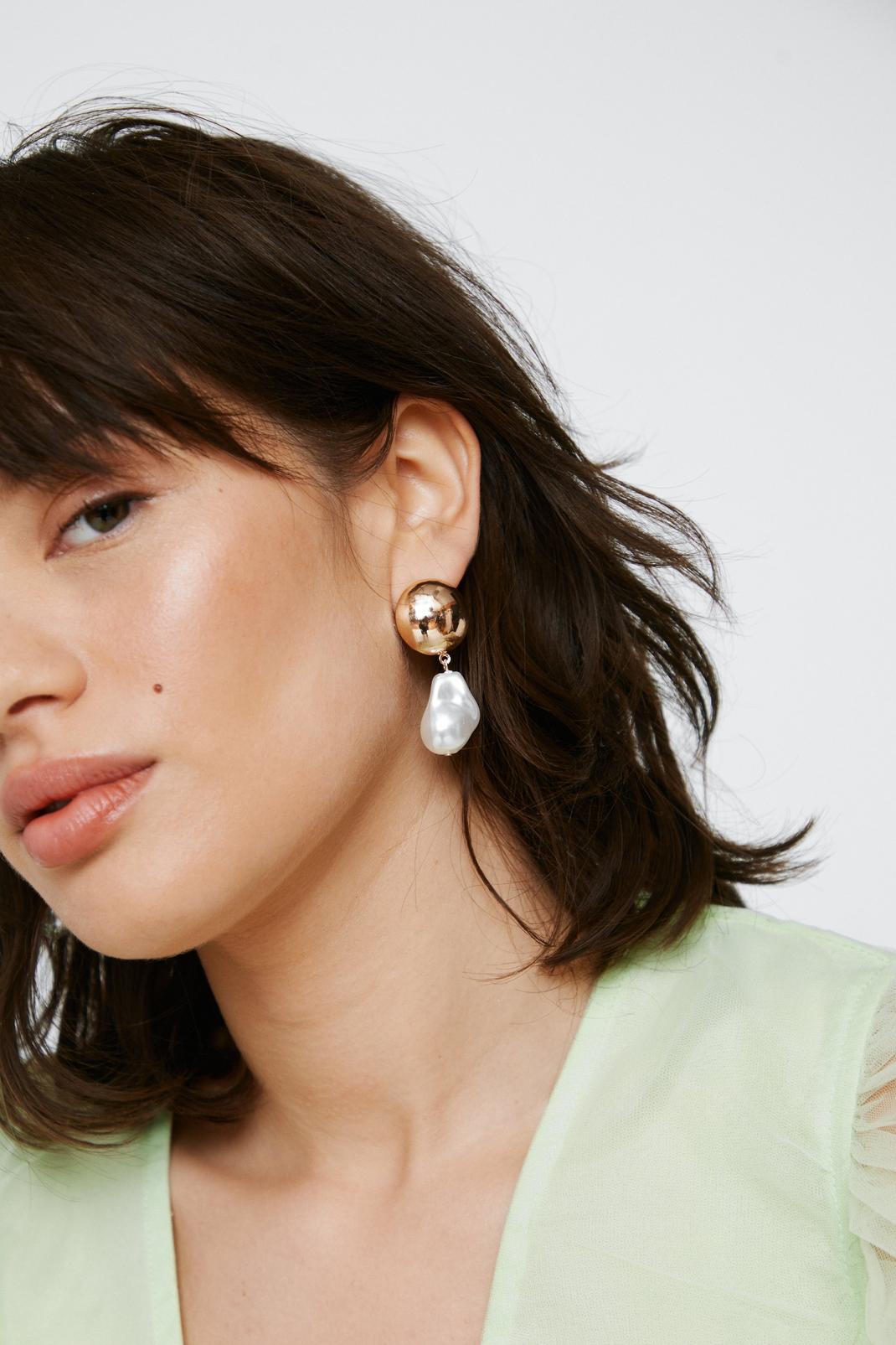 Boucles d'oreilles pendantes recyclées avec perles contrastées, Gold image number 1