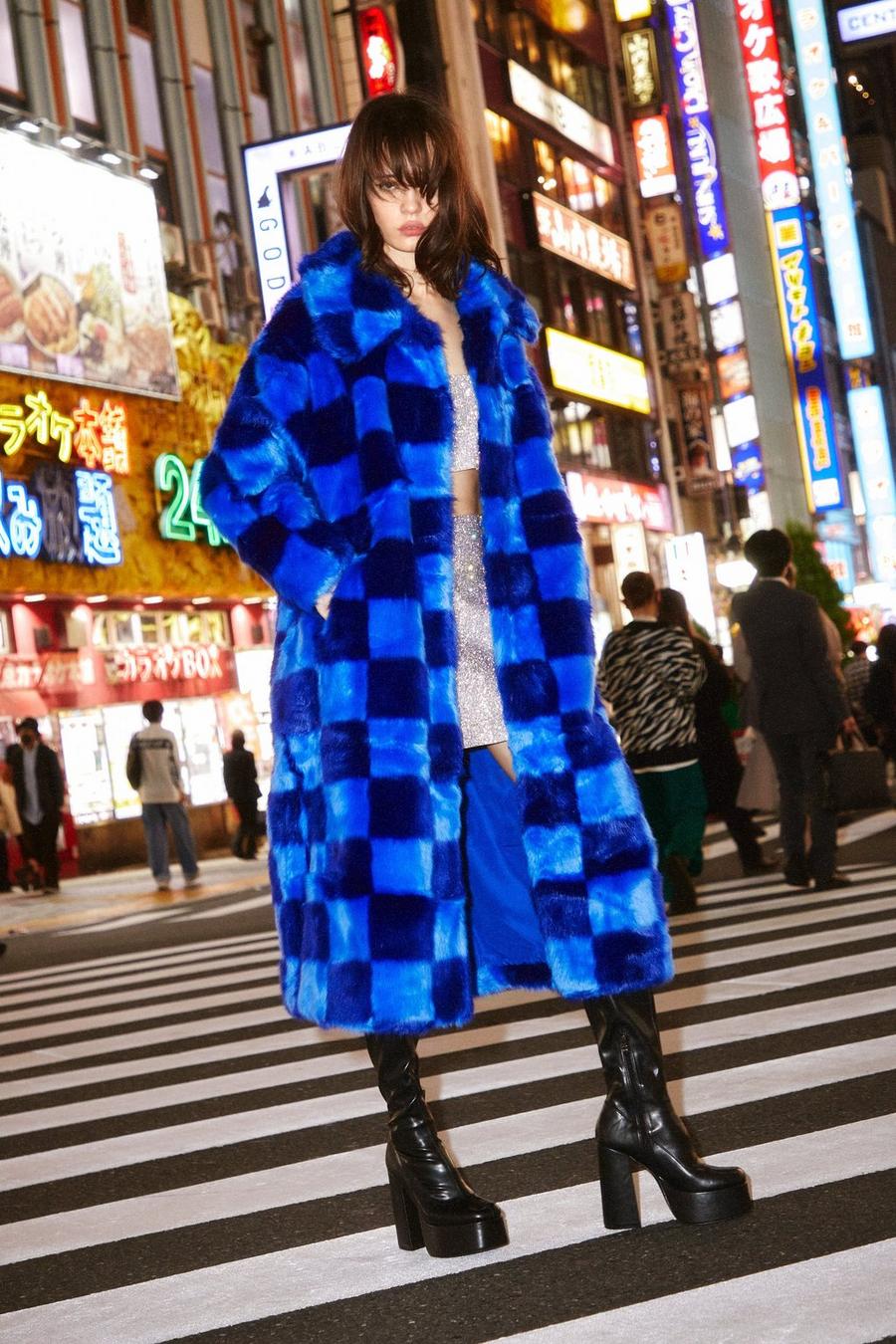 Manteau long en fausse fourrure premium bleue imprimé carreaux