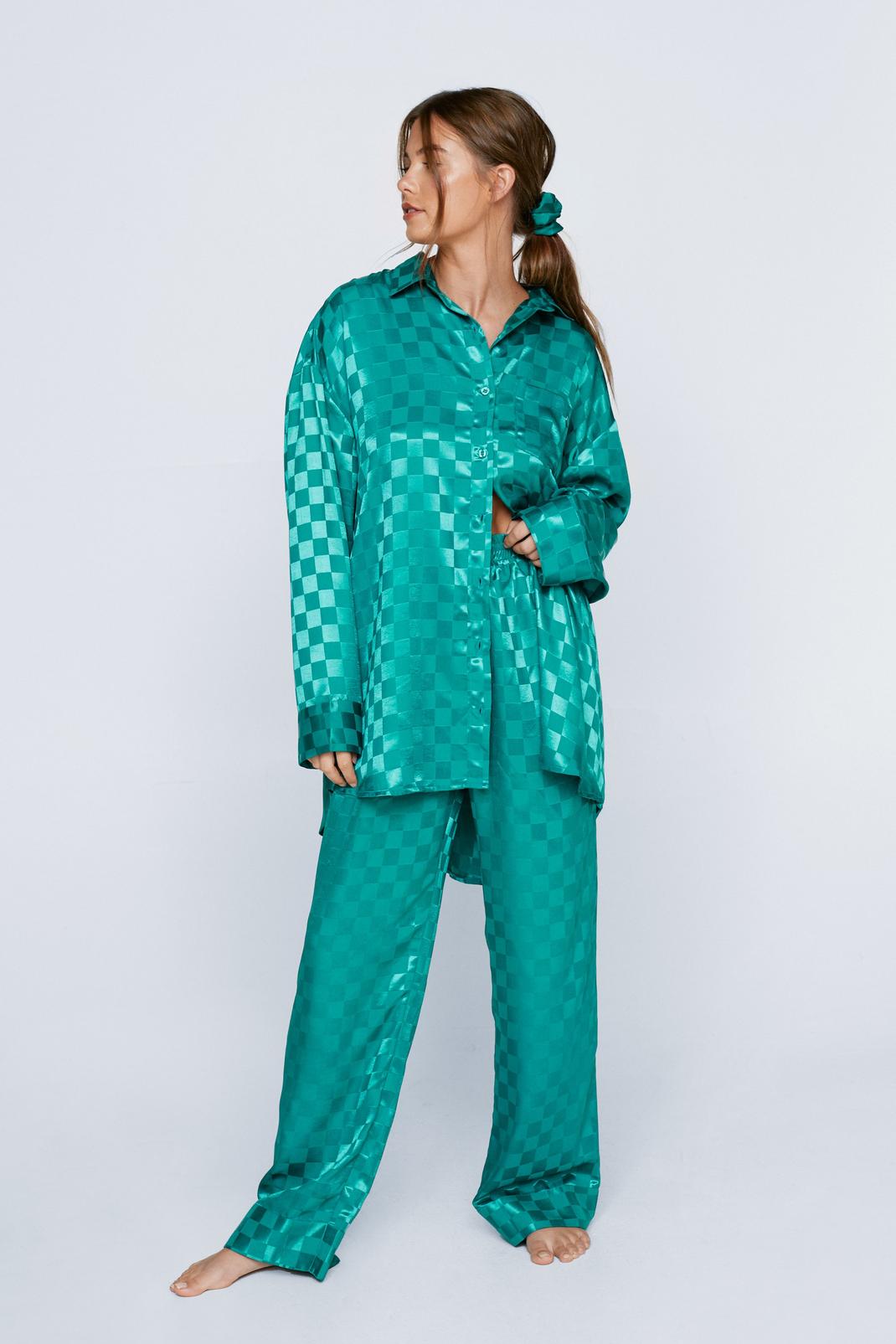 Pyjama satiné à carreaux avec pantalon, chemisier et chouchou, Green image number 1