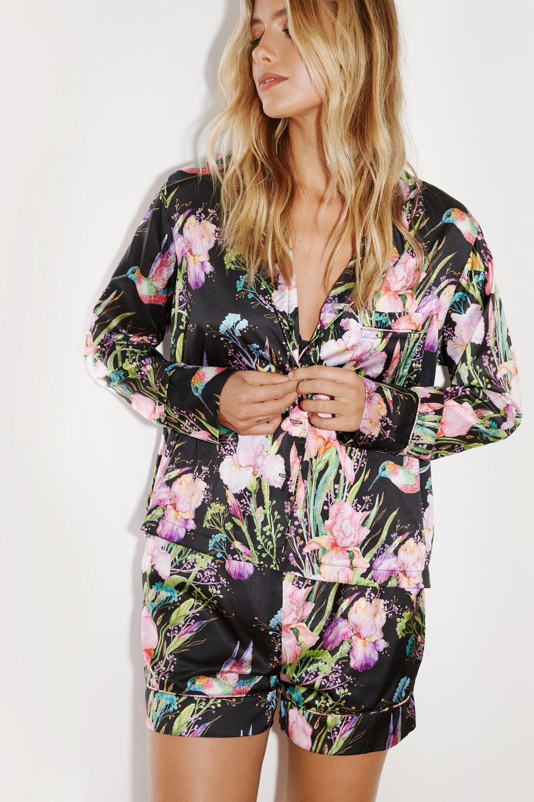 Pyjama imprimé floral et oiseaux avec chemise et short, Black image number 1