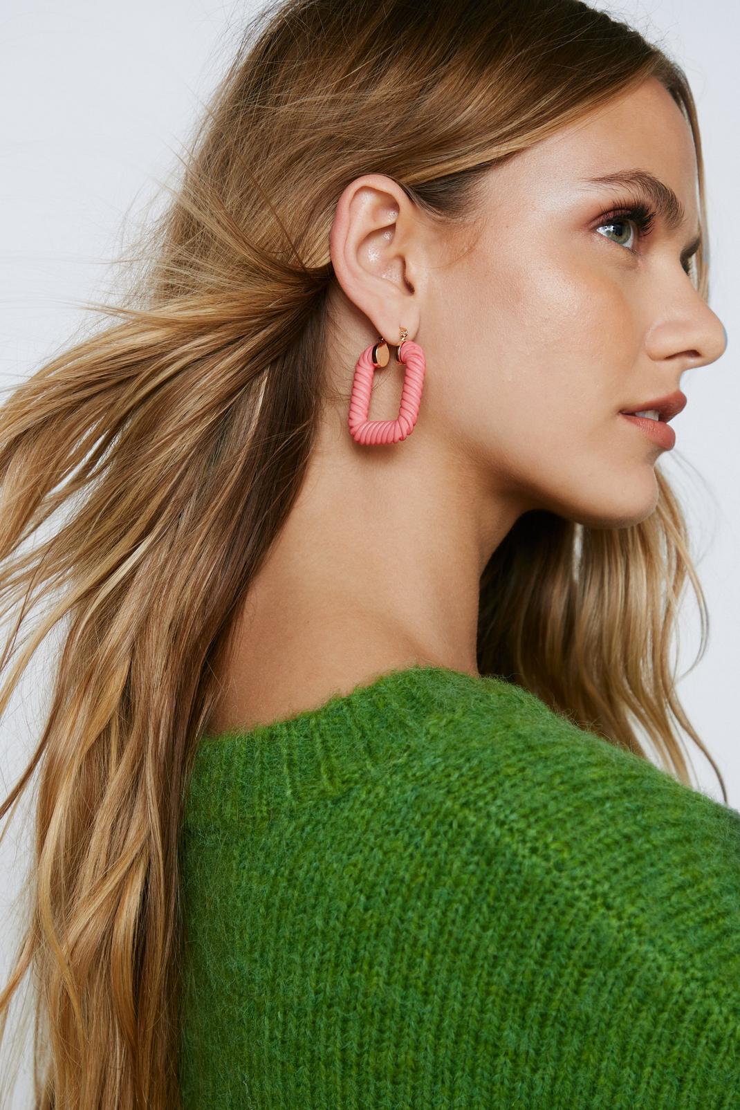 Boucles d'oreilles carrées texturées, Pink image number 1