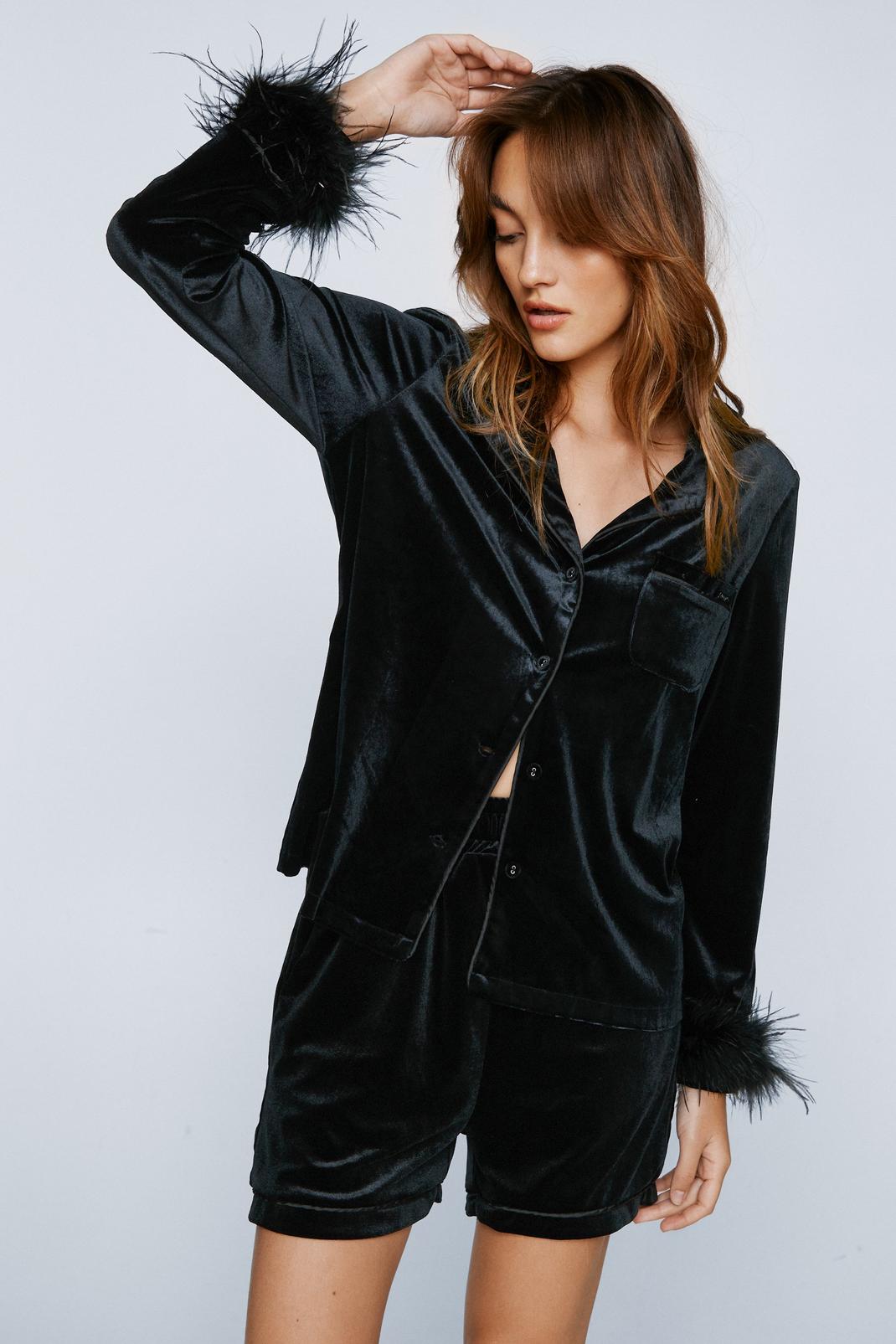 Pyjama en velours avec short et chemisier avec bordure à plumes, Black image number 1