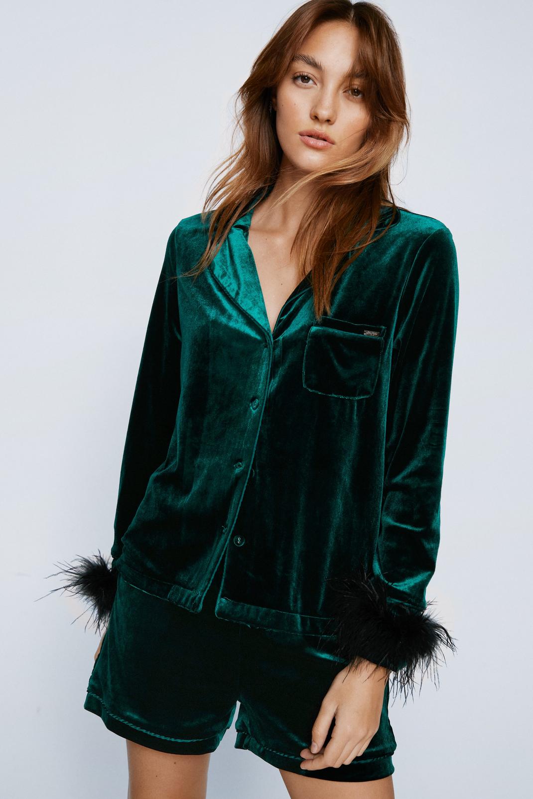 Pyjama en velours avec short et chemisier avec bordure à plumes, Emerald image number 1
