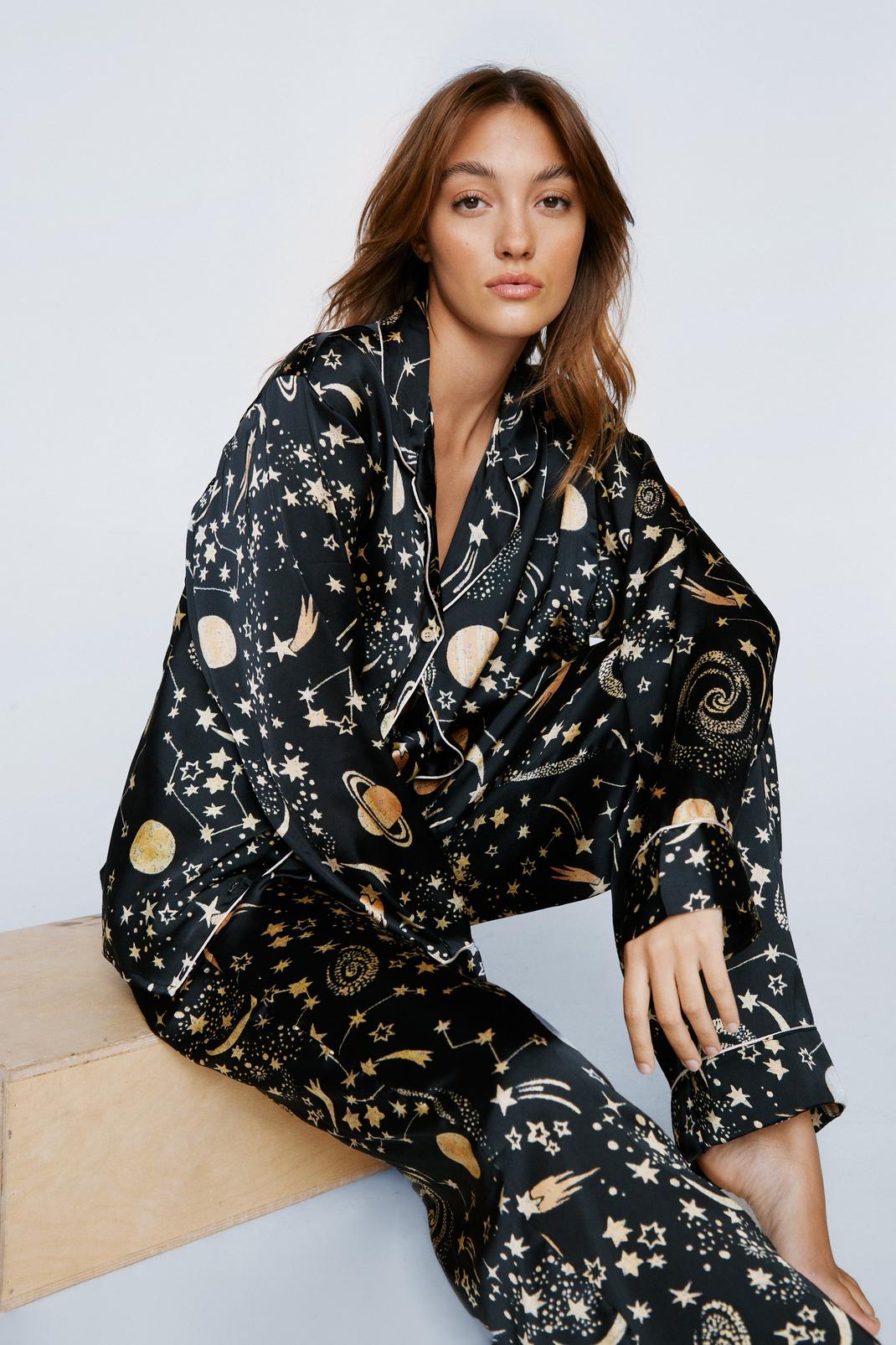 Pyjama recyclé imprimé galaxie avec chemisier et pantalon, Black image number 1