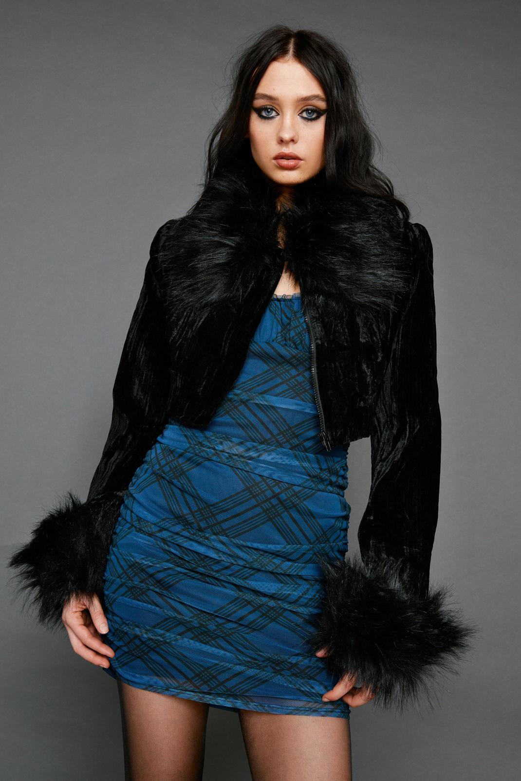 Black Faux Fur Trim Velvet Cropped Jacket image number 1