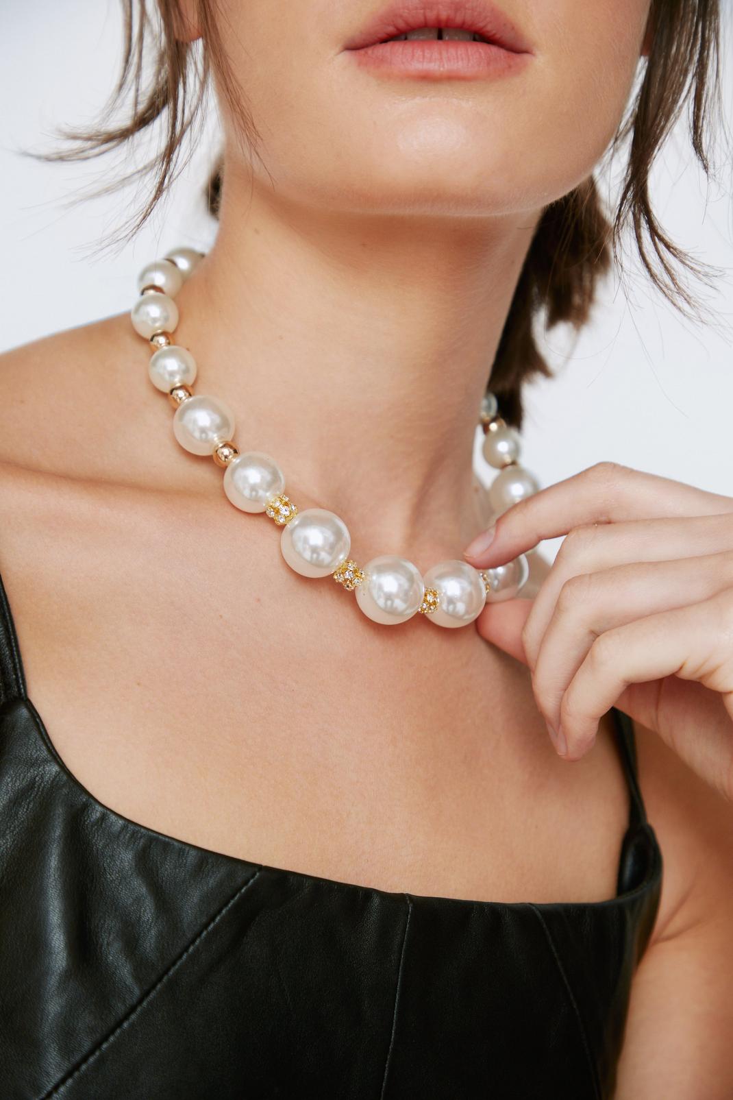 White Chunky Pearl Necklace image number 1
