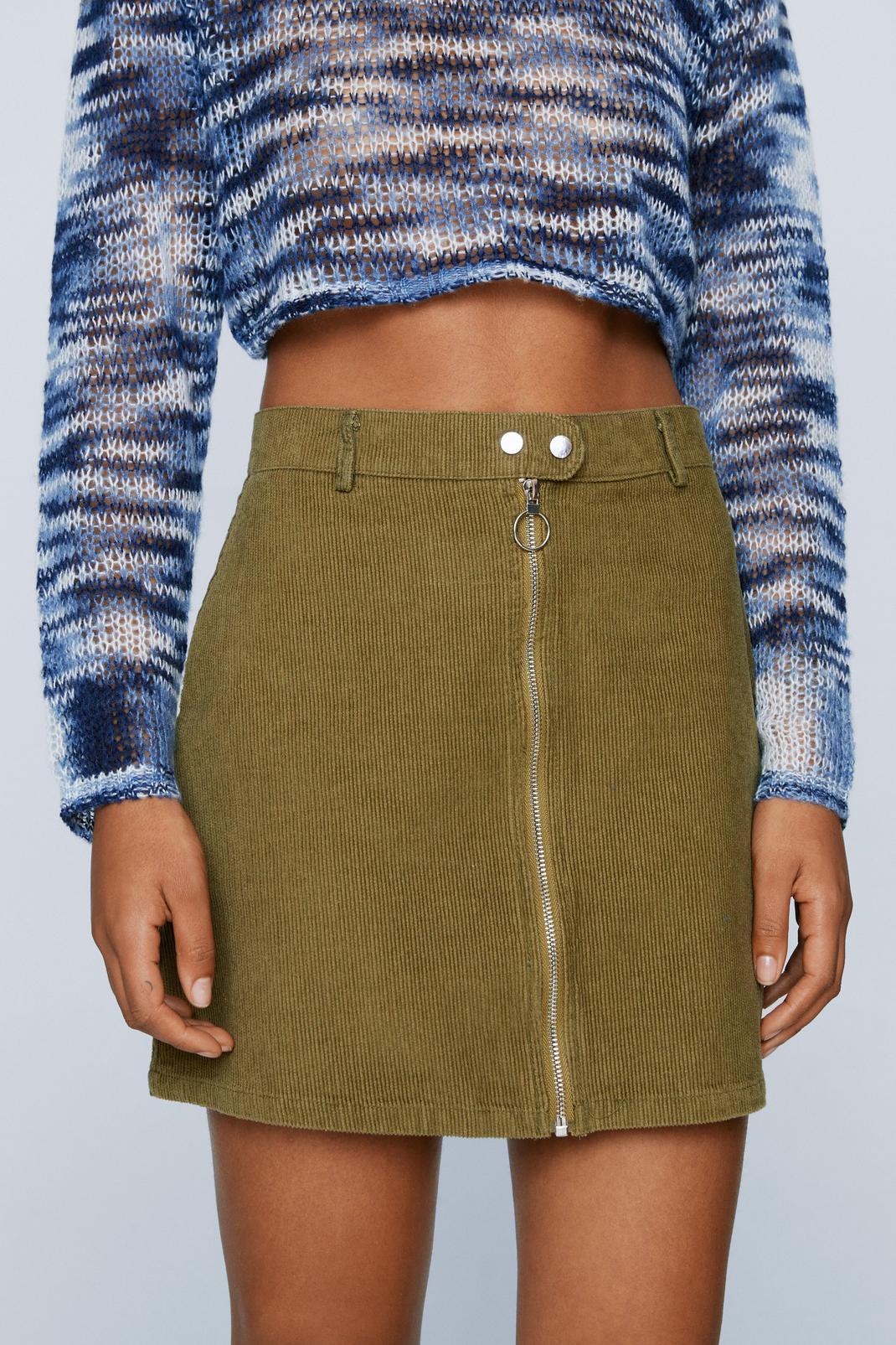 Mini jupe en velours côtelé à zip et bouton pression, Khaki image number 1