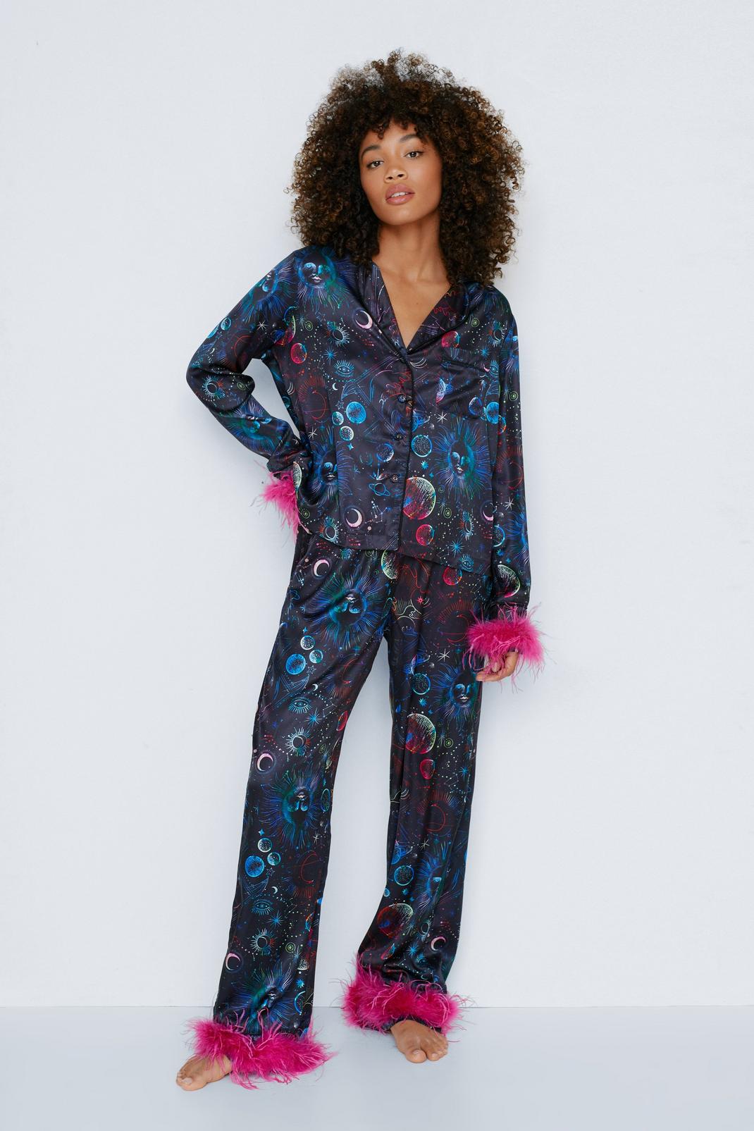 Pyjama satiné imprimé astrologie à bordures plumées avec chemisier et pantalon, Black image number 1