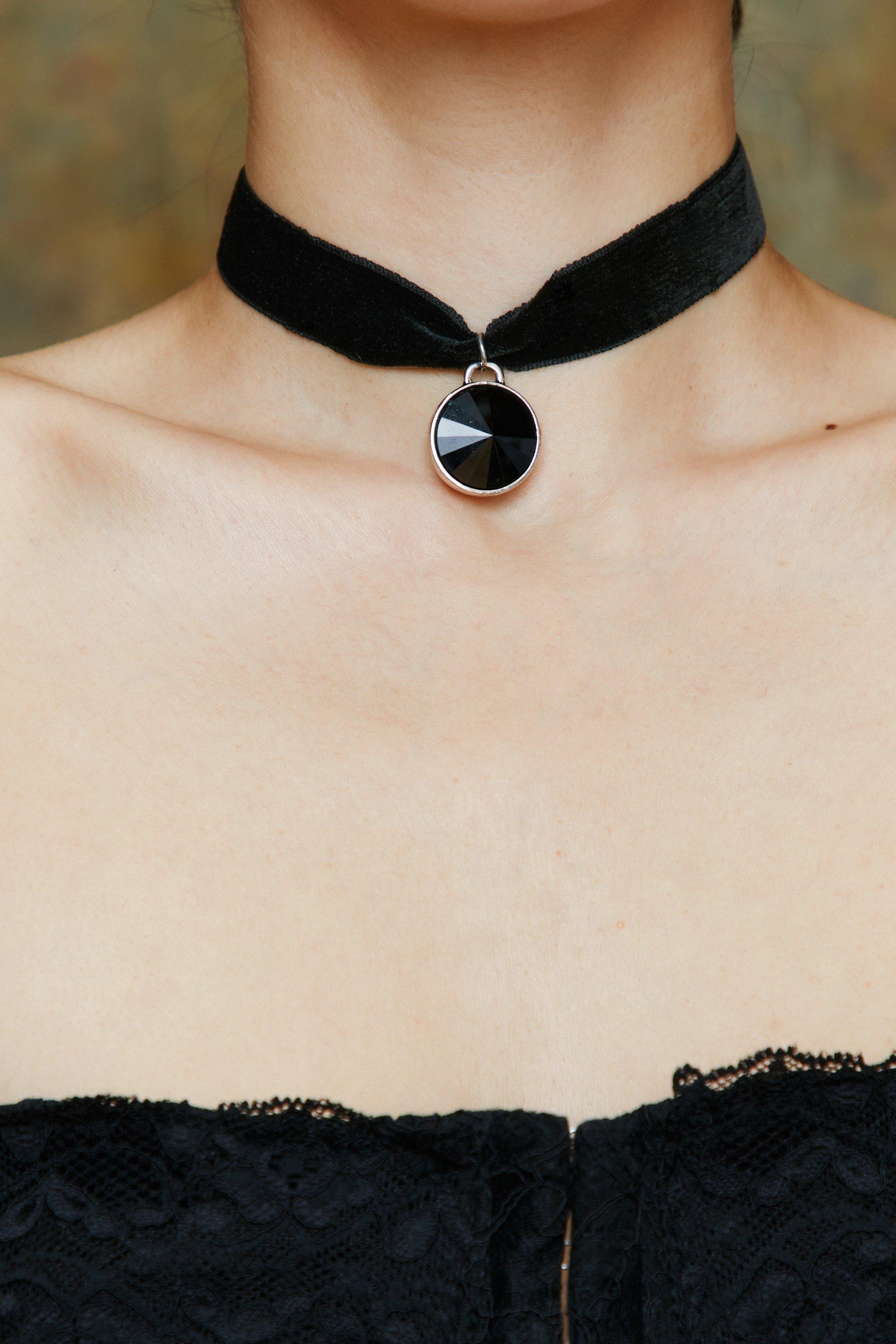 Velvet on sale choker necklace