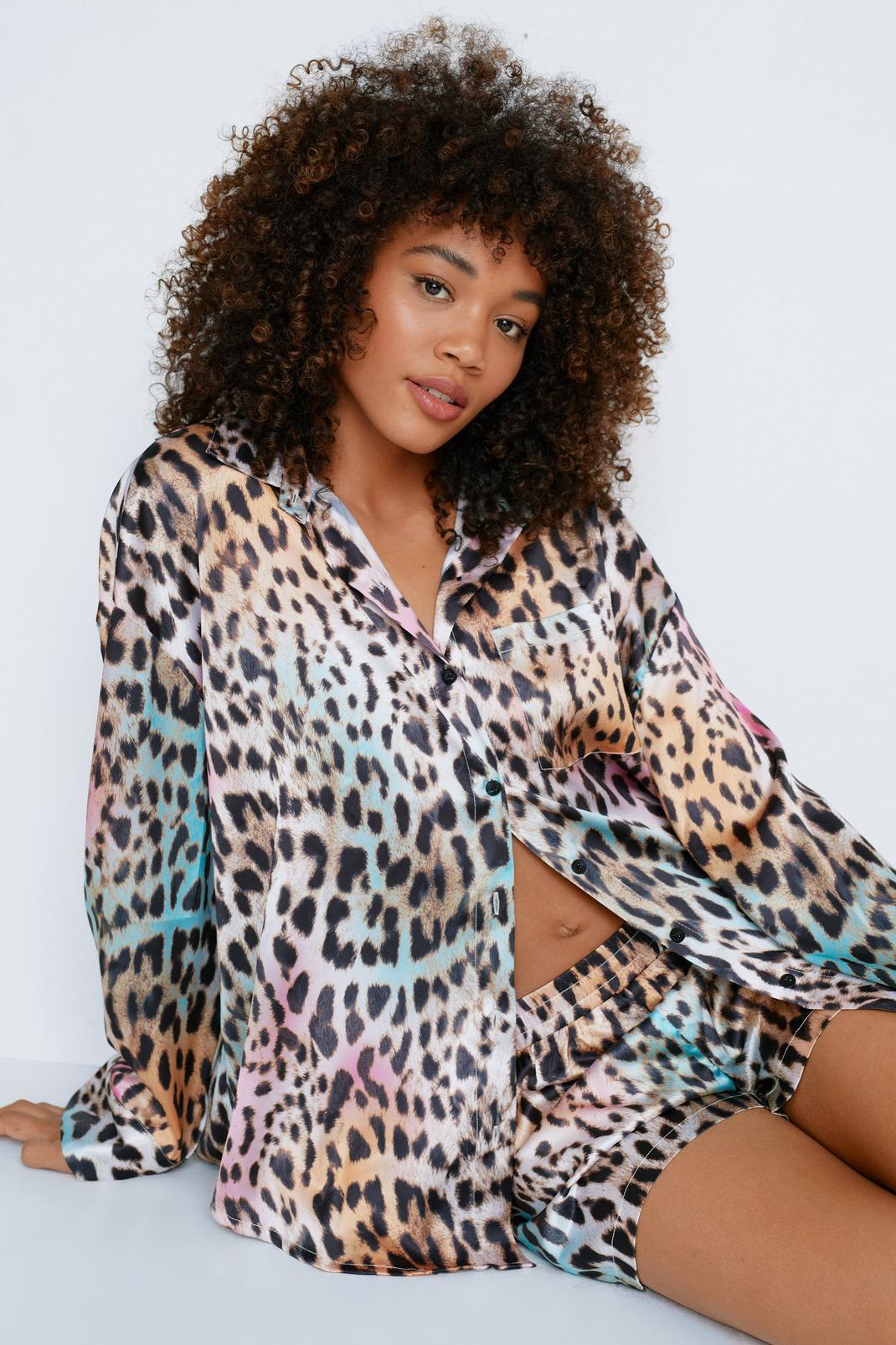 Pyjama recyclé et satiné à imprimé léopard avec chemisier et short, Multi image number 1