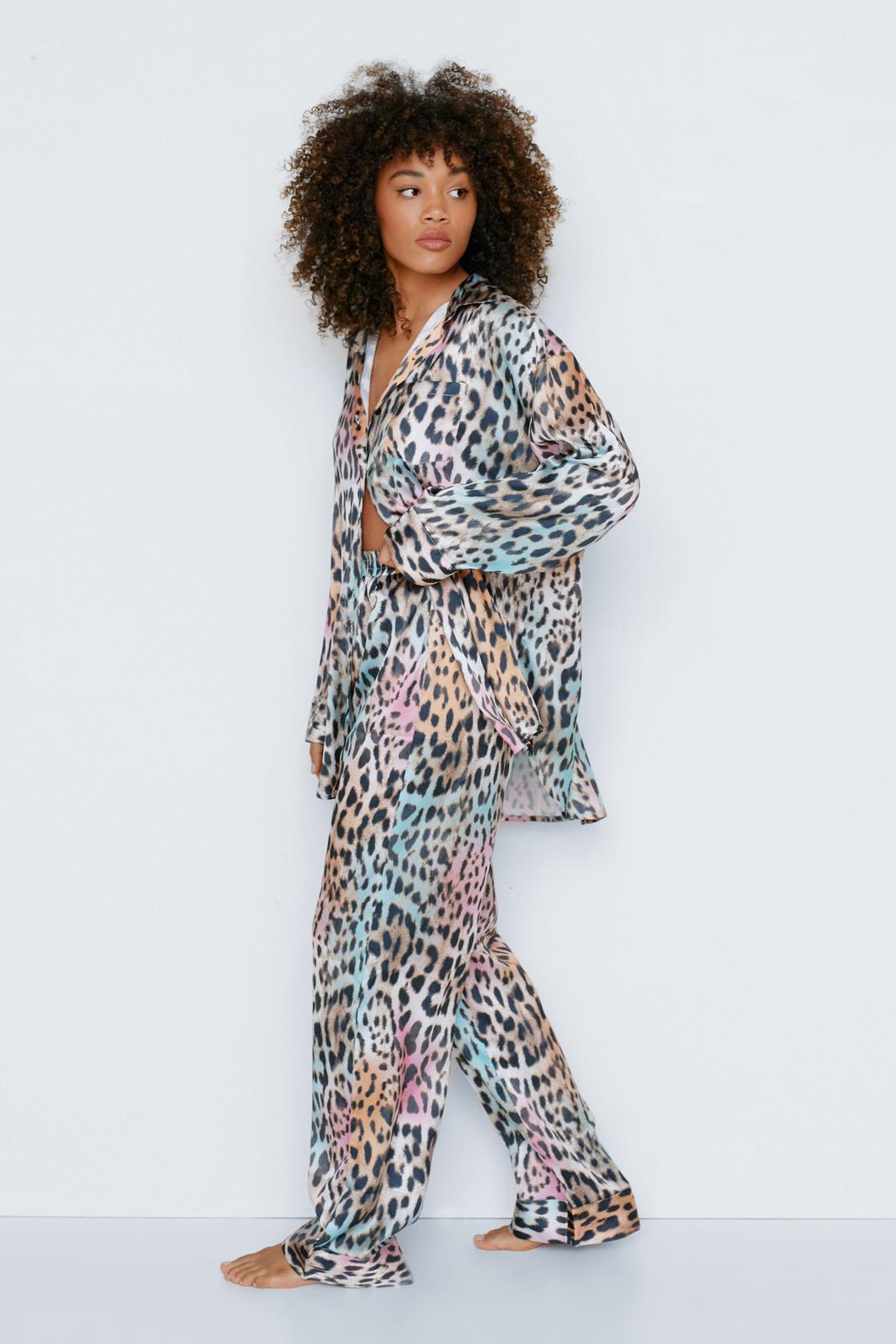 Pyjama satiné recyclé imprimé léopard avec chemisier et pantalon, Multi image number 1