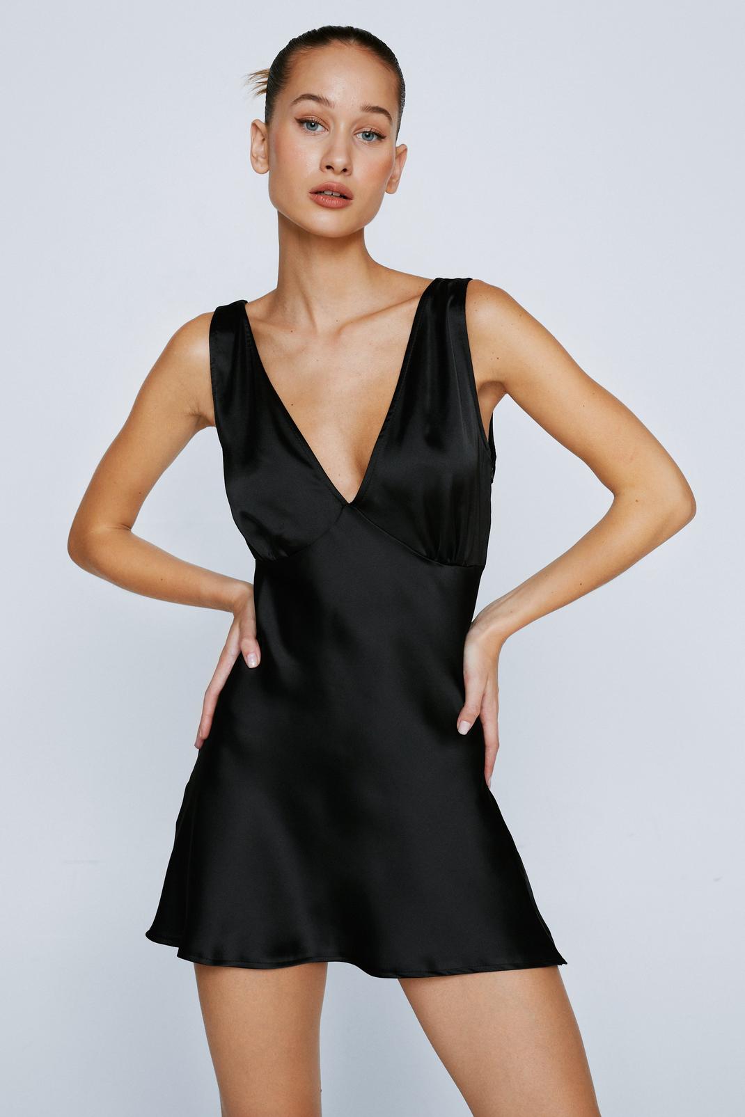 Petite - Mini robe satinée à col V, Black image number 1