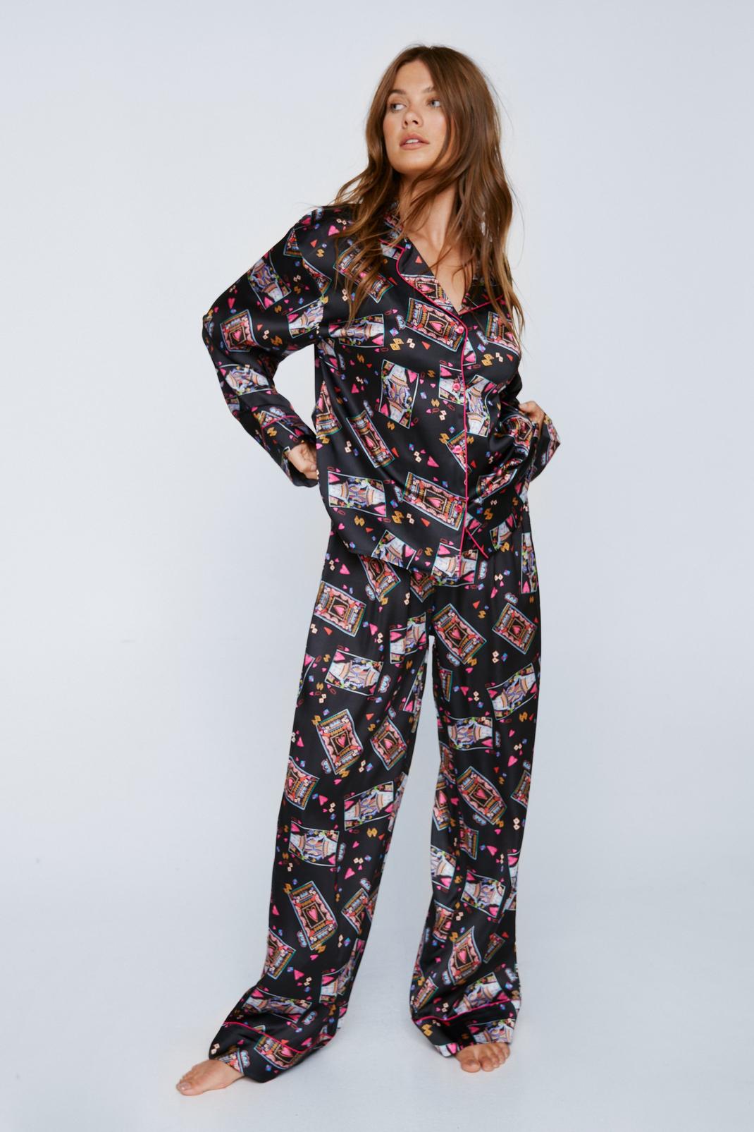 Pyjama satiné oversize imprimé reines de cœur avec chemisier et pantalon, Black image number 1