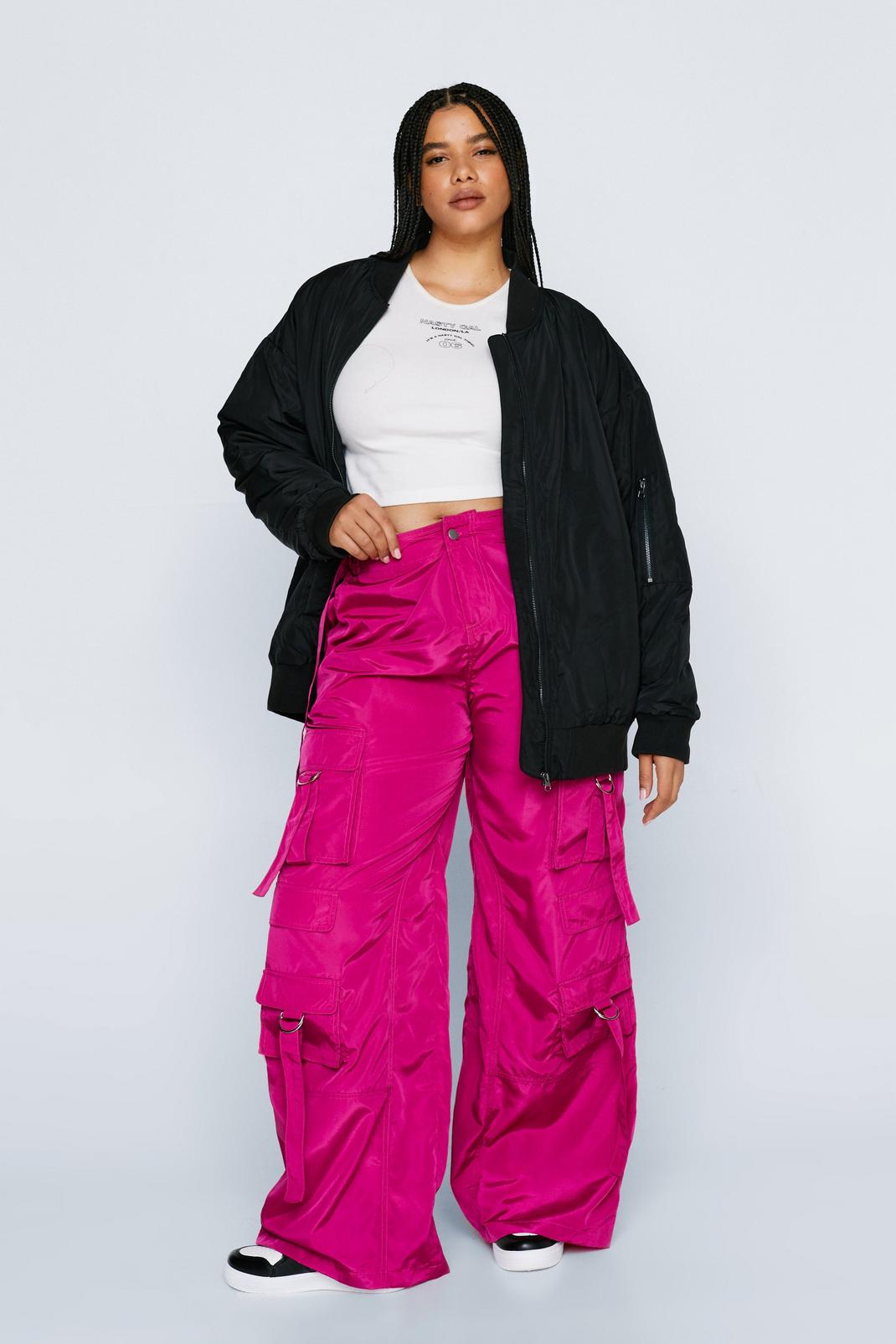 Grande taille - Pantalon cargo large en nylon à poches, Berry image number 1