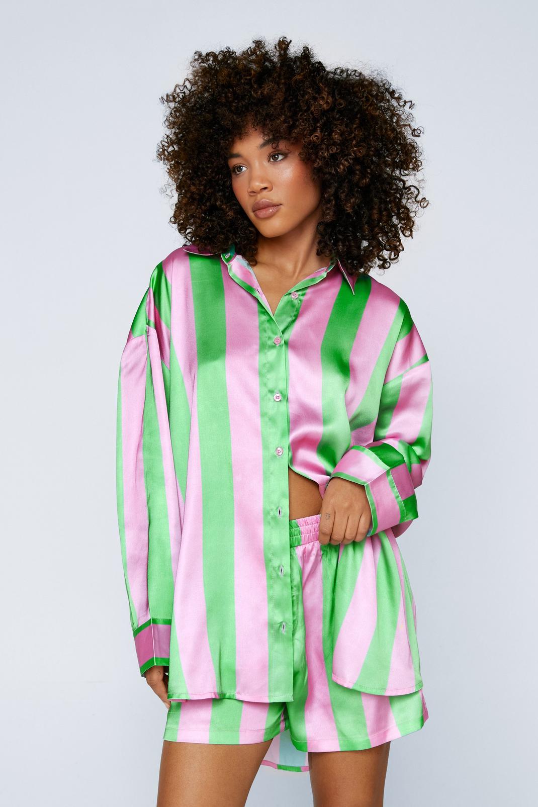Pyjama satiné à rayures avec chemisier et short, Pink image number 1
