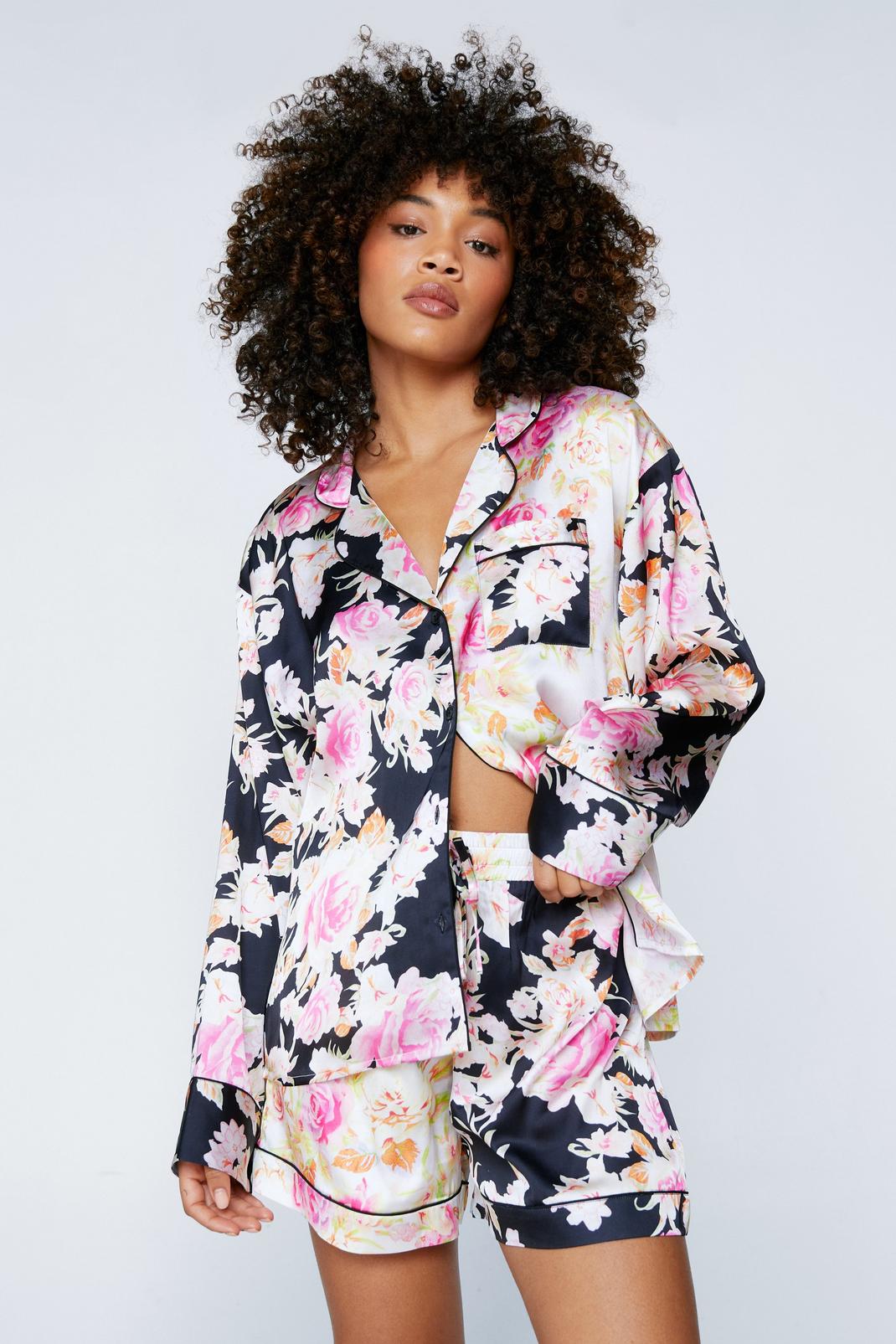 Pyjama satiné fleuri contrastant avec chemise et short , Mono image number 1