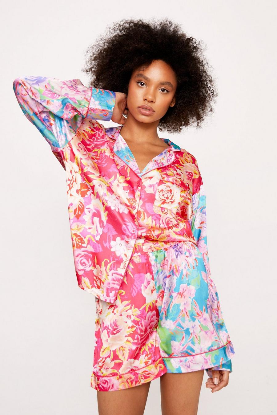 Pyjama satiné fleuri contrastant avec chemise et short 