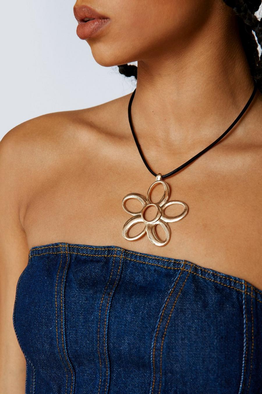 Flower Detail Rope Necklace 
