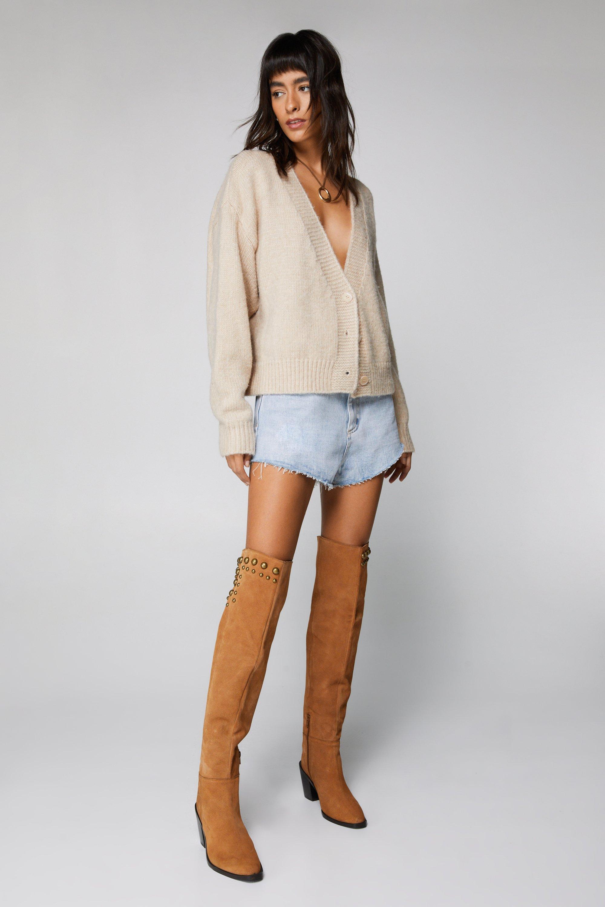 Bottes hauteur genou clout es en daim v ritable Nasty Gal