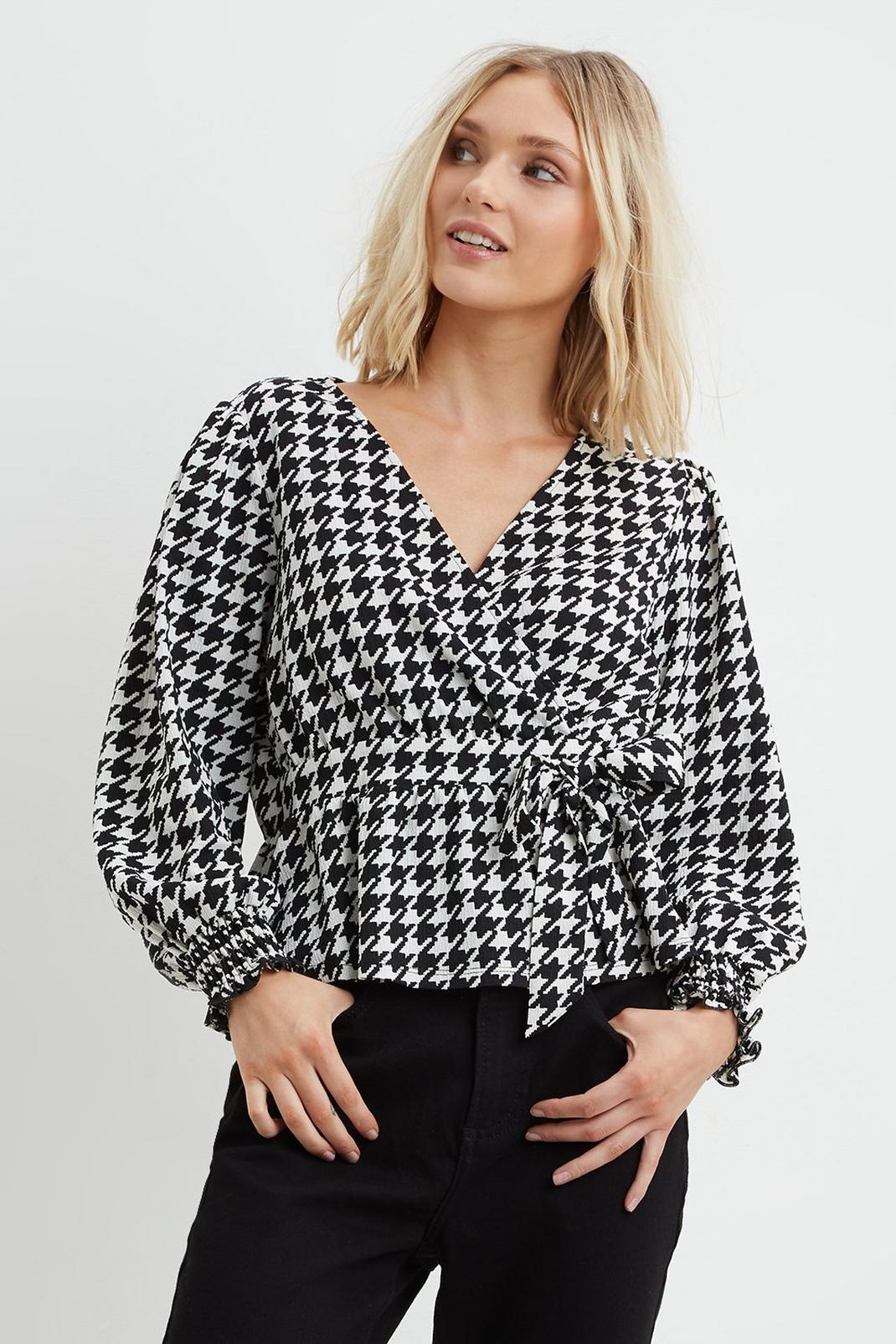 Mono Petite Dogtooth Print Shirred Cuff Wrap Top image number 1